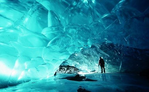 634903953227000000 Động băng huyền ảo dưới lòng sông ở Alaska