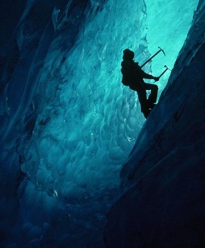 634903953260900000 Động băng huyền ảo dưới lòng sông ở Alaska