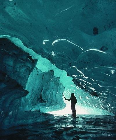 634903953278270000 Động băng huyền ảo dưới lòng sông ở Alaska