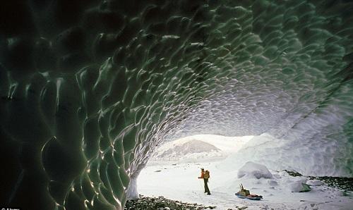 634903953293490000 Động băng huyền ảo dưới lòng sông ở Alaska