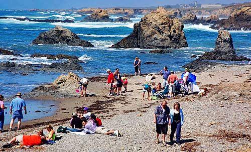 635014658451935300 Bãi biển pha lê (Glass Beach) tuyệt đẹp