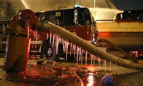 634951139139470000 HÌnh ảnh chữa cháy trong băng tuyết ở Chicago