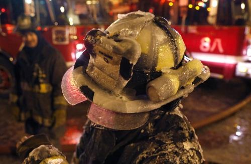 634951139144610000 HÌnh ảnh chữa cháy trong băng tuyết ở Chicago