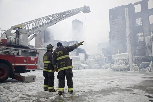 634951139162530000 HÌnh ảnh chữa cháy trong băng tuyết ở Chicago
