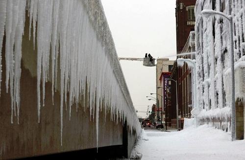 634951139180350000 HÌnh ảnh chữa cháy trong băng tuyết ở Chicago