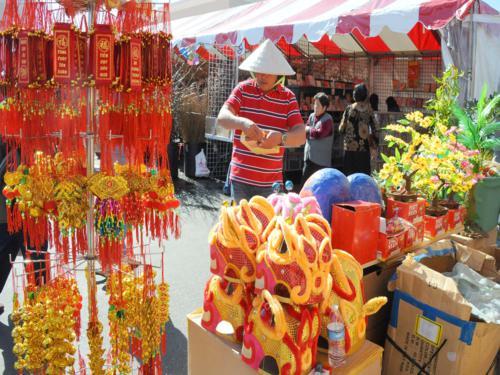 634952845870430000 Chợ hoa Tết Việt trên phố Bolsa