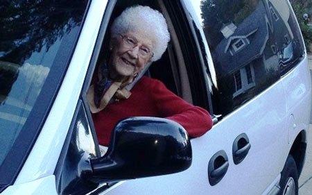 634958098485510000 Phi thường : Cụ bà 105 tuổi vẫn được cấp bằng lái ô tô