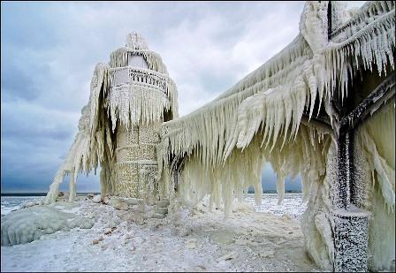 635059120622655295 Hải đăng Michigan ngày đông về