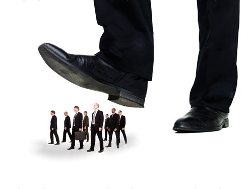 businessmen under a sole Những điều cấp trên không nên làm với nhân viên của mình