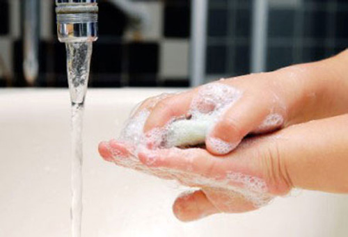 65402 3 Những mối nguy hiểm khi cho trẻ sử dụng nước rửa tay khô mẹ nên biết