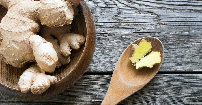 ginger root in wooden bowl and spoon facebook 123007013 Những nàng ngực bự sẽ không cảm thấy nặng nề nếu chịu chăm tập luyện và dùng thứ nước này