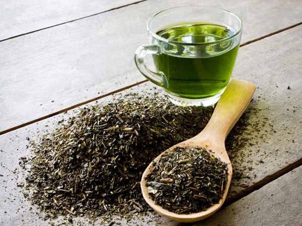 x28 1490675290 green tea 122921543 Những nàng ngực bự sẽ không cảm thấy nặng nề nếu chịu chăm tập luyện và dùng thứ nước này